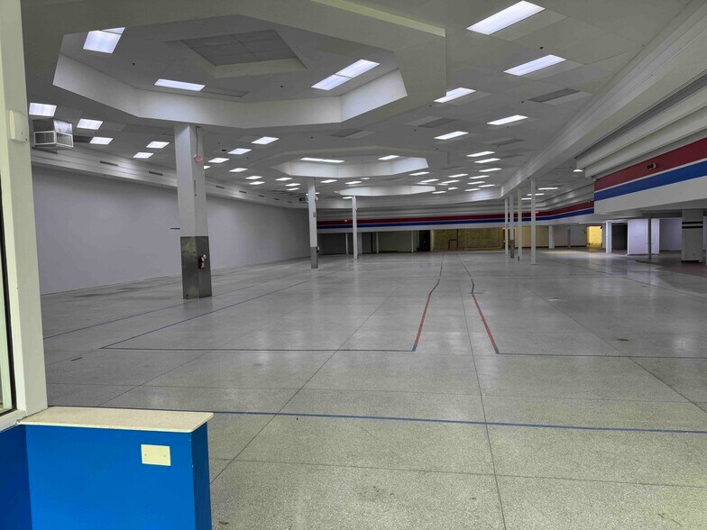 6495 Quivira Rd, Shawnee, KS à louer - Photo intérieure - Image 3 de 5