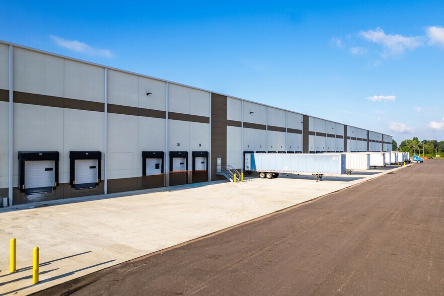 21201 Miles Rd, Warrensville Heights, OH for lease - Building Photo - Image 2 of 10