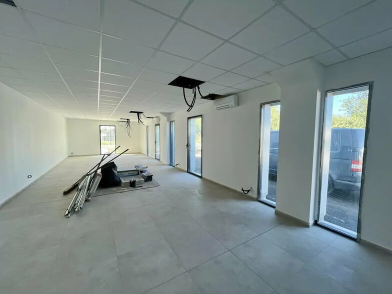 Office in Cavaillon for lease - Interior Photo - Image 2 of 10