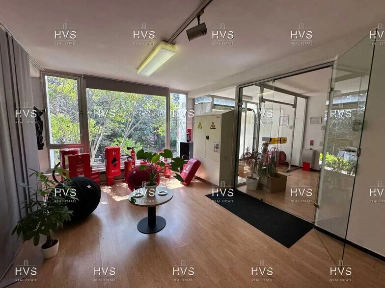 Flex in Aix-en-Provence for lease - Interior Photo - Image 1 of 14