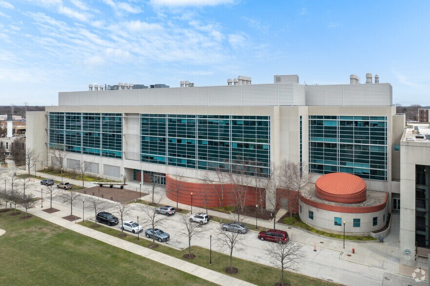 8045 Lamon Ave, Skokie, IL for sale - Building Photo - Image 3 of 11