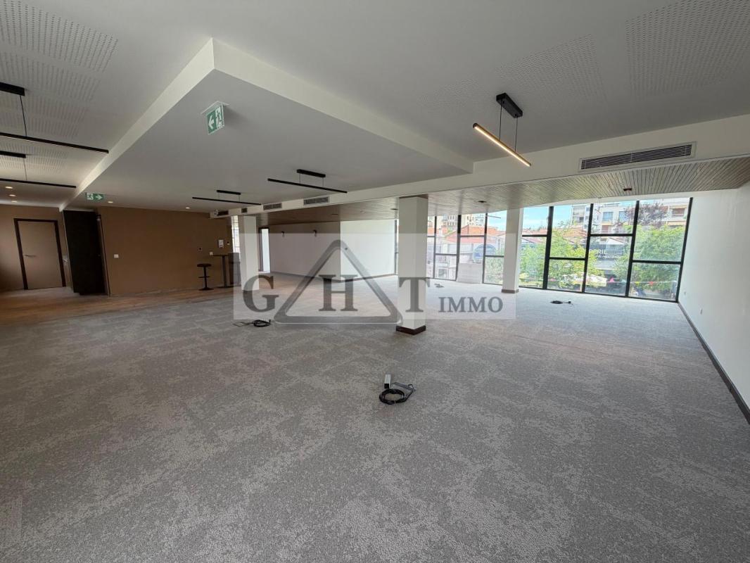 Office in Saint-Maur-des-Fossés for lease Building Photo- Image 1 of 8