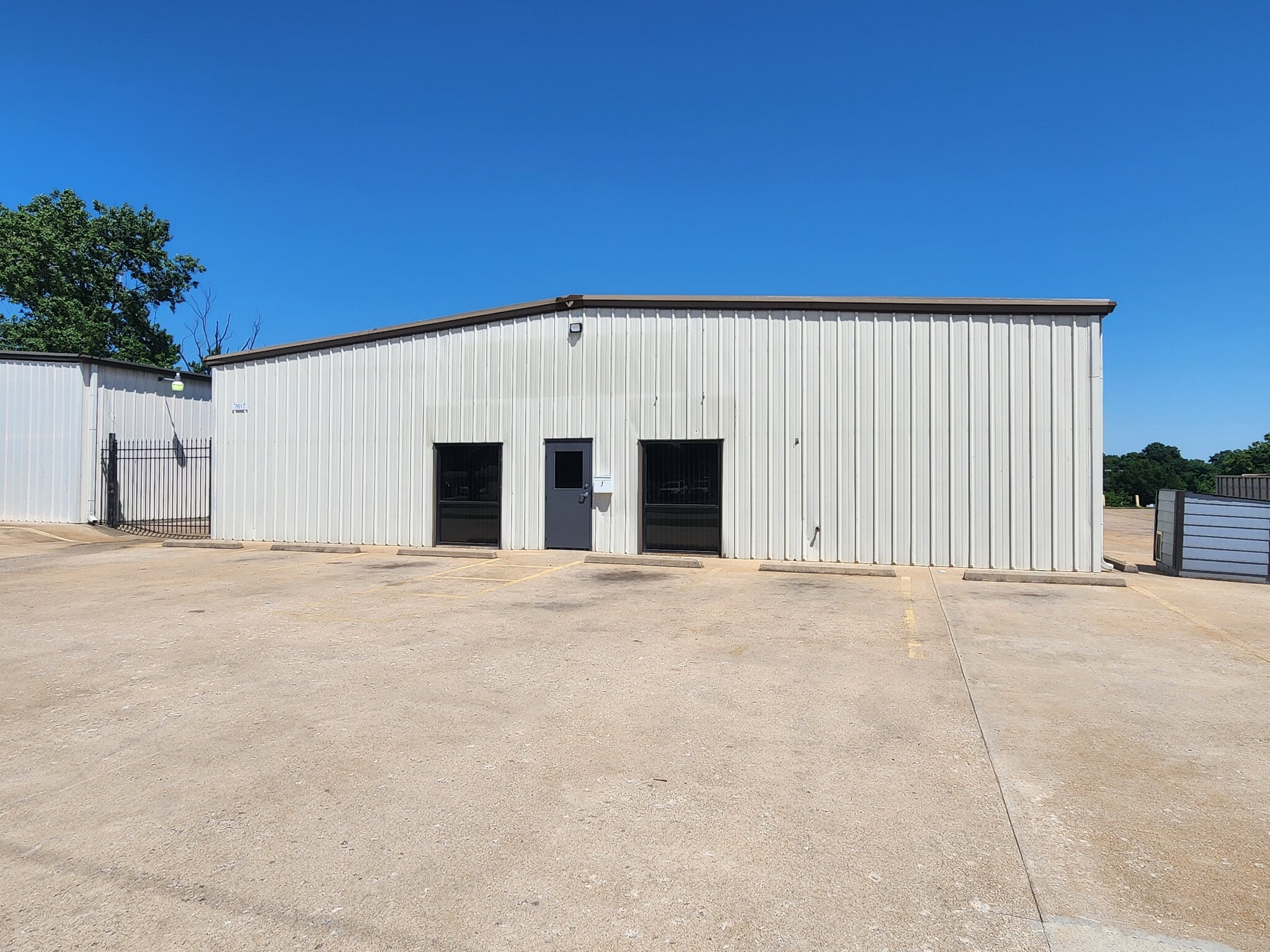 7605 E 11th St, Tulsa, OK à louer Photo du bâtiment- Image 1 de 8
