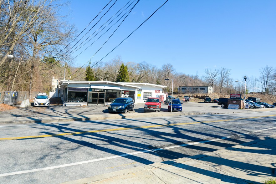 557 N State Rd, Briarcliff Manor, NY à vendre - Photo du bâtiment - Image 1 de 1