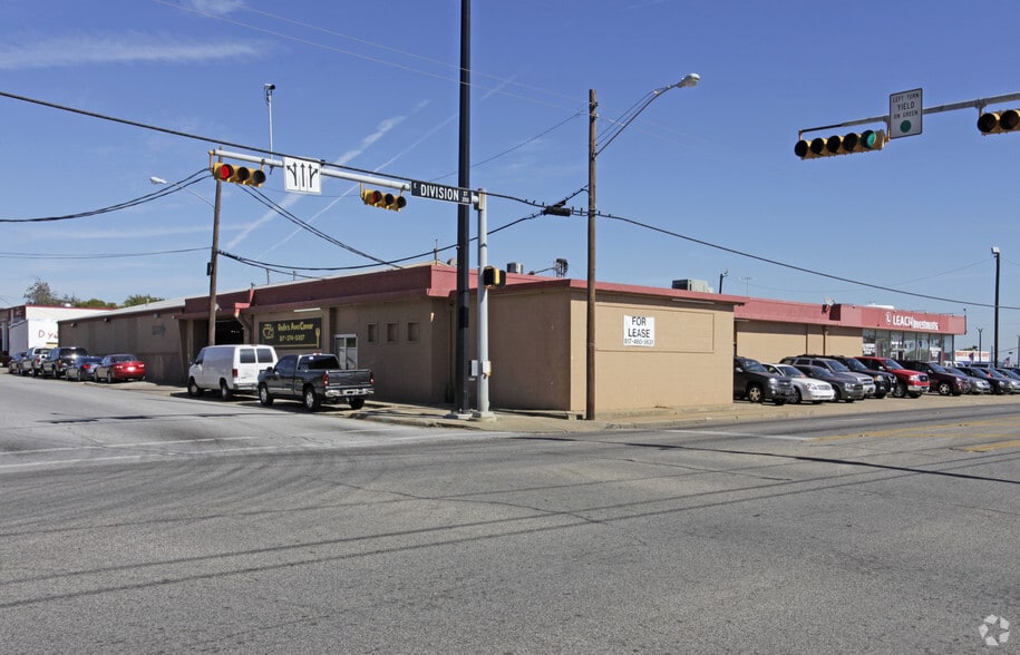 209 E Division St, Arlington, TX for lease - Primary Photo - Image 2 of 9