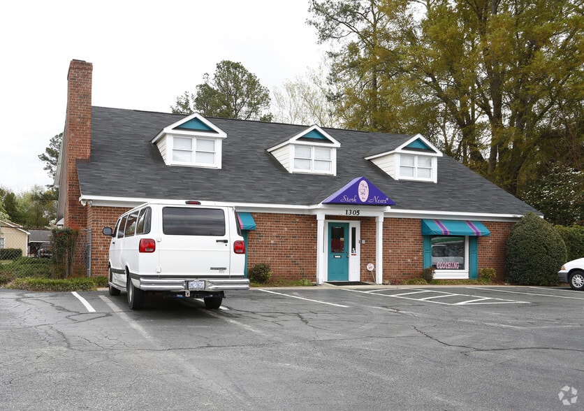 1305 Hope Mills Rd, Fayetteville, NC à louer - Photo principale - Image 1 de 15