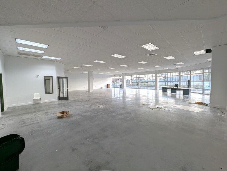 901 N Missouri Ave, Largo, FL à louer - Photo intérieure - Image 2 de 23