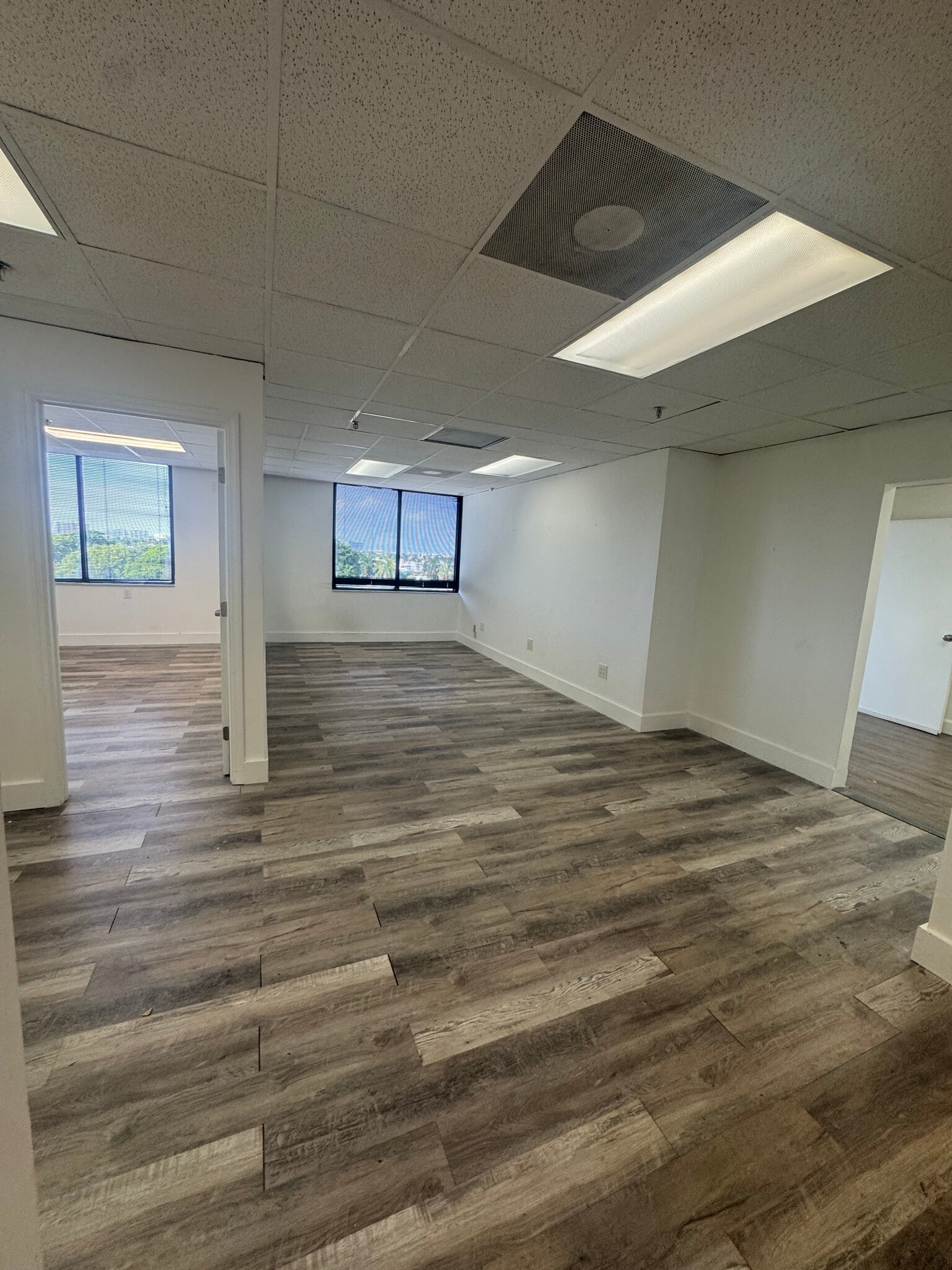 915 Middle River Dr, Fort Lauderdale, FL for lease Interior Photo- Image 1 of 8