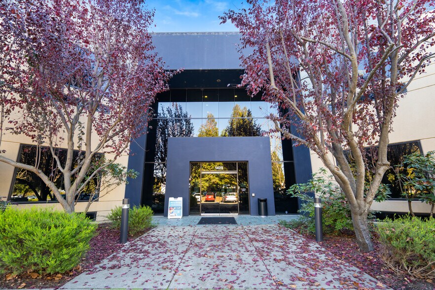 1425 N McDowell Blvd, Petaluma, CA à louer - Photo du bâtiment - Image 2 de 20