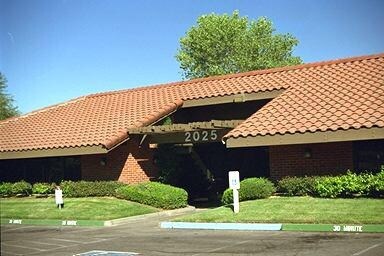 2025 Hurley Way, Sacramento, CA à vendre - Photo du bâtiment - Image 3 de 5