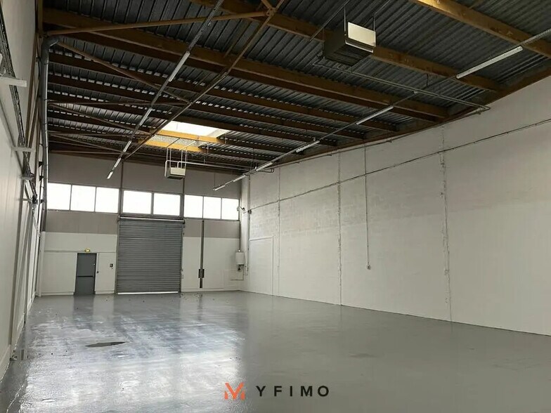 Flex in Coignières for lease - Interior Photo - Image 3 of 4