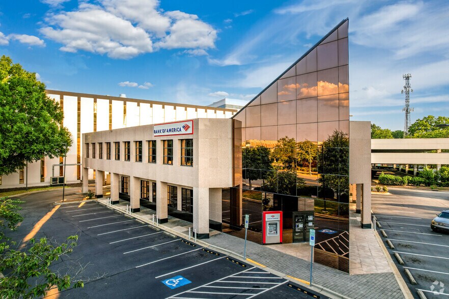 6200 Fairview Rd, Charlotte, NC à louer - Photo du bâtiment - Image 2 de 5