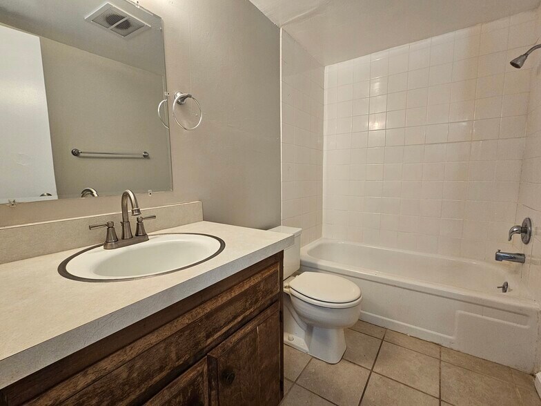 2711 Hollyhock Ln, Bakersfield, CA for sale - Interior Photo - Image 2 of 6