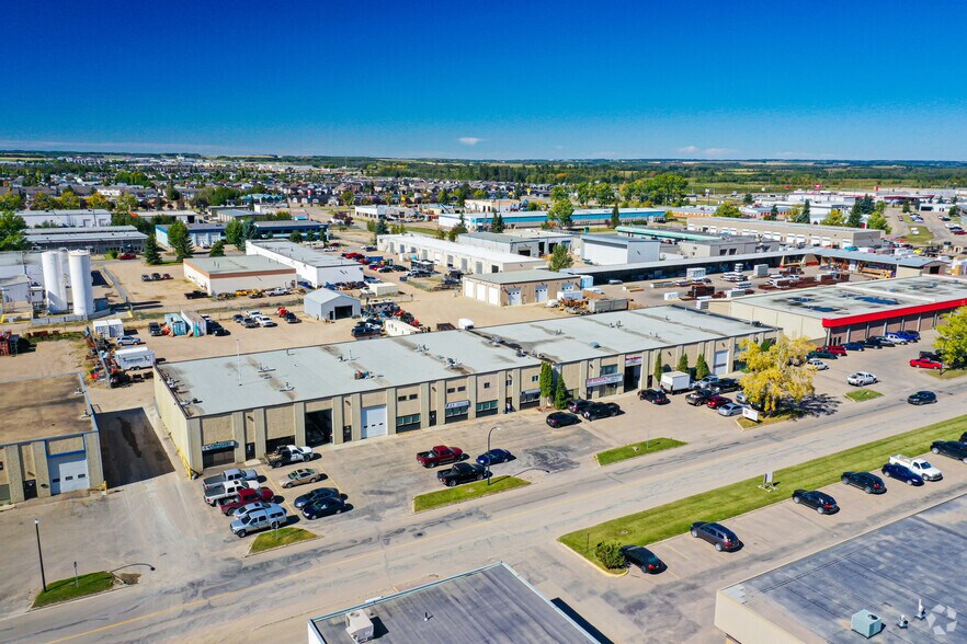 7880 48 Ave, Red Deer, AB à louer - Aérien - Image 2 de 3
