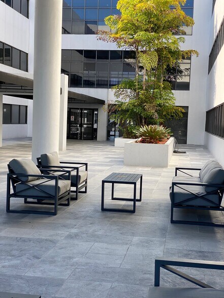 14750 NW 77th Ct, Miami Lakes, FL à louer - Photo du bâtiment - Image 2 de 21