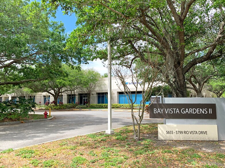 5655-5729 Rio Vista Dr, Clearwater, FL à louer - Photo du bâtiment - Image 3 de 14