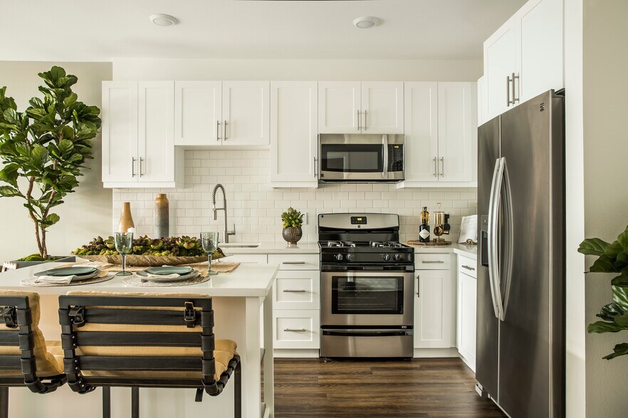 5901-5921 Center Dr, Los Angeles, CA à louer - Photo du bâtiment - Image 3 de 74