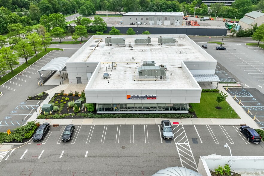 585 From Rd, Paramus, NJ à vendre - Photo du bâtiment - Image 3 de 5