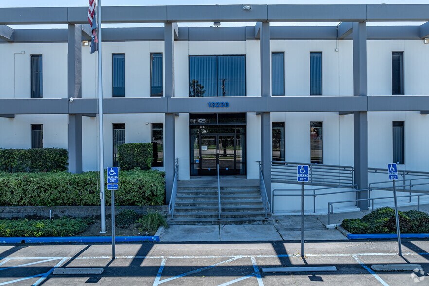 13220 Molette St, Santa Fe Springs, CA à louer - Photo du bâtiment - Image 2 de 4