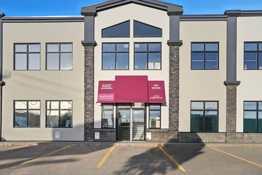 5657-5677 99 St NW, Edmonton, AB à vendre - Photo du bâtiment - Image 3 de 33