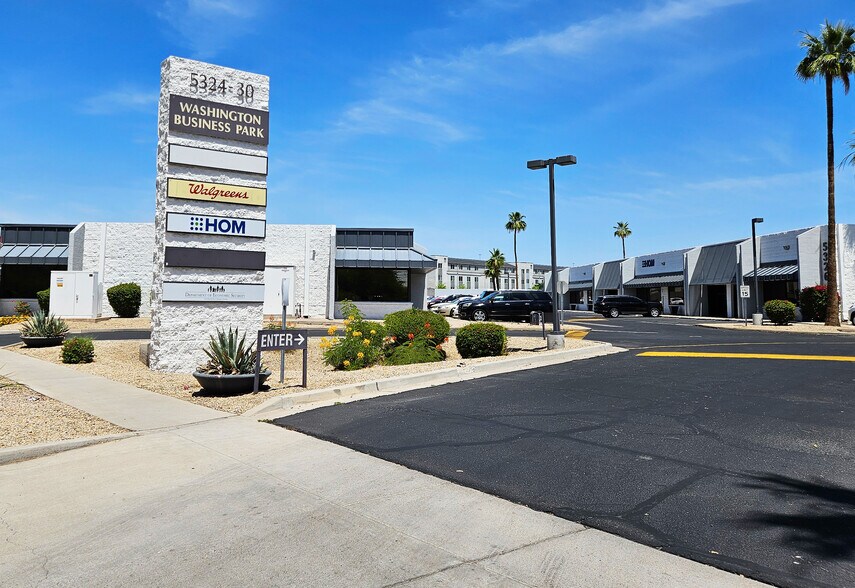 5330 E Washington St, Phoenix, AZ à louer - Photo du bâtiment - Image 2 de 4