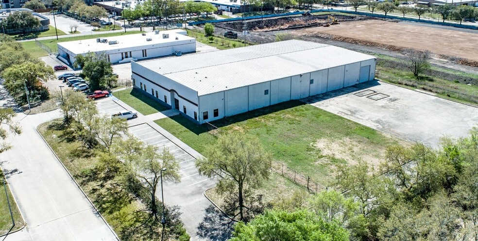 10511 Fallstone Rd, Houston, TX à louer - Photo du bâtiment - Image 2 de 12