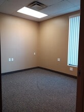 146 N Lake St, Forest Lake, MN à louer Photo intérieure- Image 2 de 6