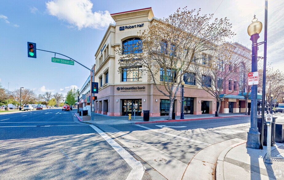 1020 10th St, Modesto, CA à louer - Photo du bâtiment - Image 1 de 15