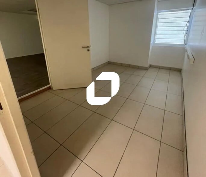 Office in Grenoble for lease - Interior Photo - Image 3 of 7