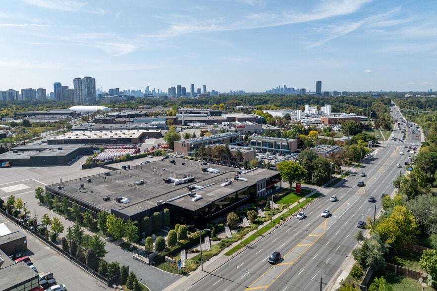 1325 Lawrence Ave E, Toronto, ON à louer - Photo du bâtiment - Image 3 de 10