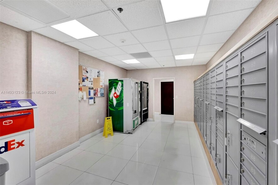 12550 Biscayne Blvd, North Miami, FL à vendre - Photo du bâtiment - Image 1 de 33