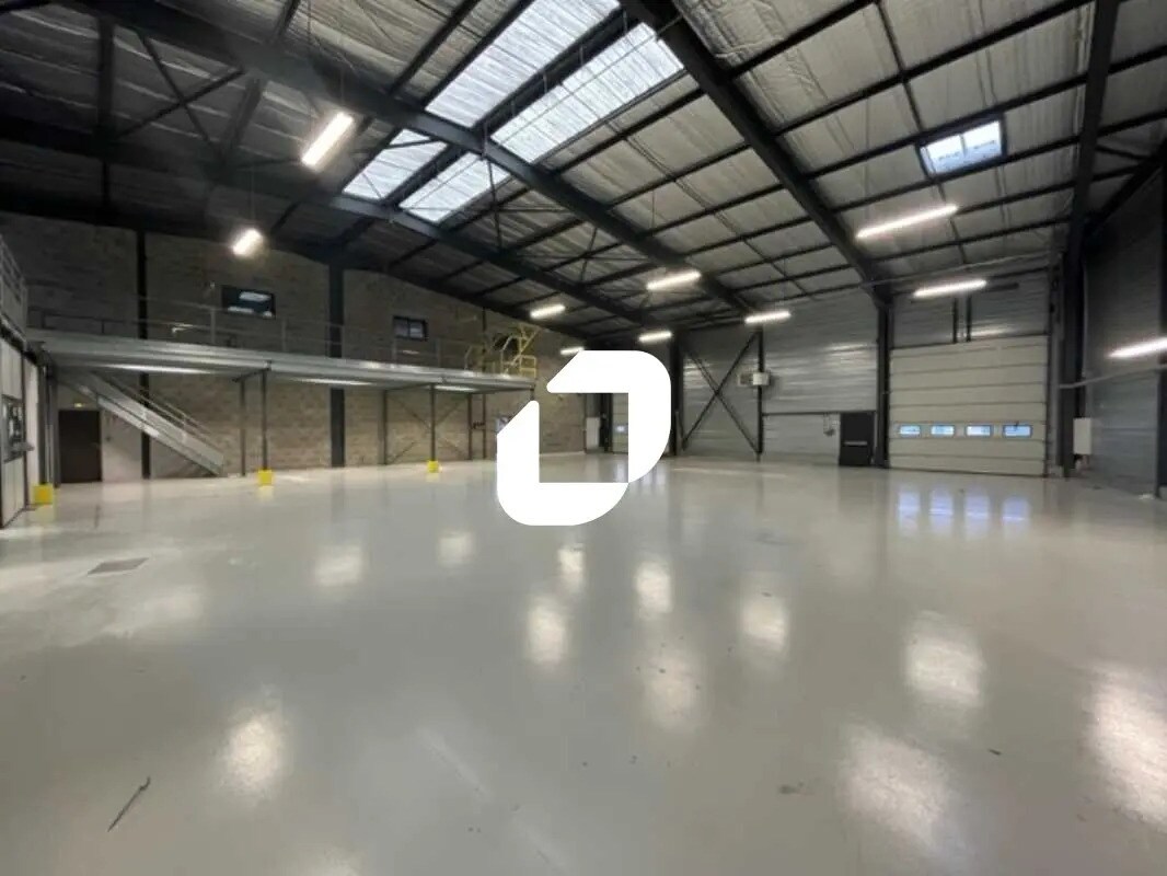 Commerce de détail dans Saint-Quentin-Fallavier à louer Photo du bâtiment- Image 1 de 12