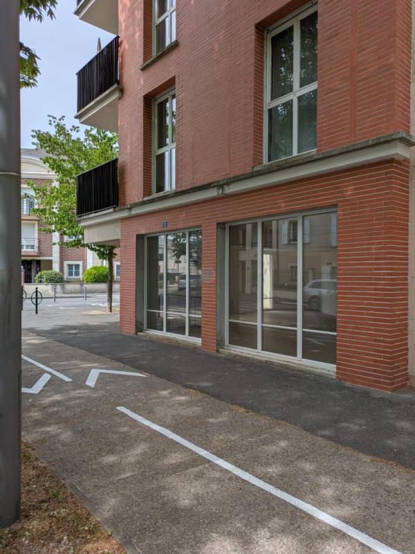 Retail in Orléans for lease Building Photo- Image 1 of 9