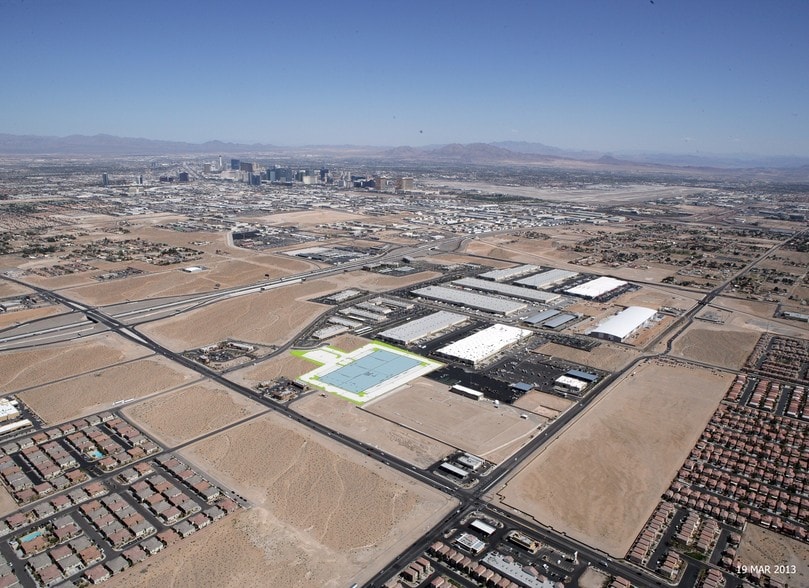 7015 Corporate Plaza Dr, Las Vegas, NV à louer - Photo du bâtiment - Image 3 de 8