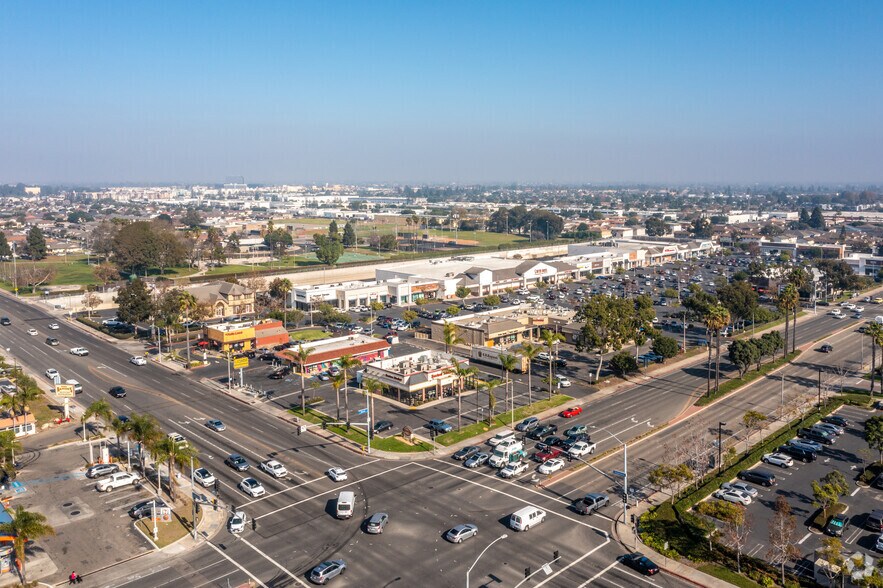 7011 Warner Ave, Huntington Beach, CA à louer - Photo du bâtiment - Image 1 de 6