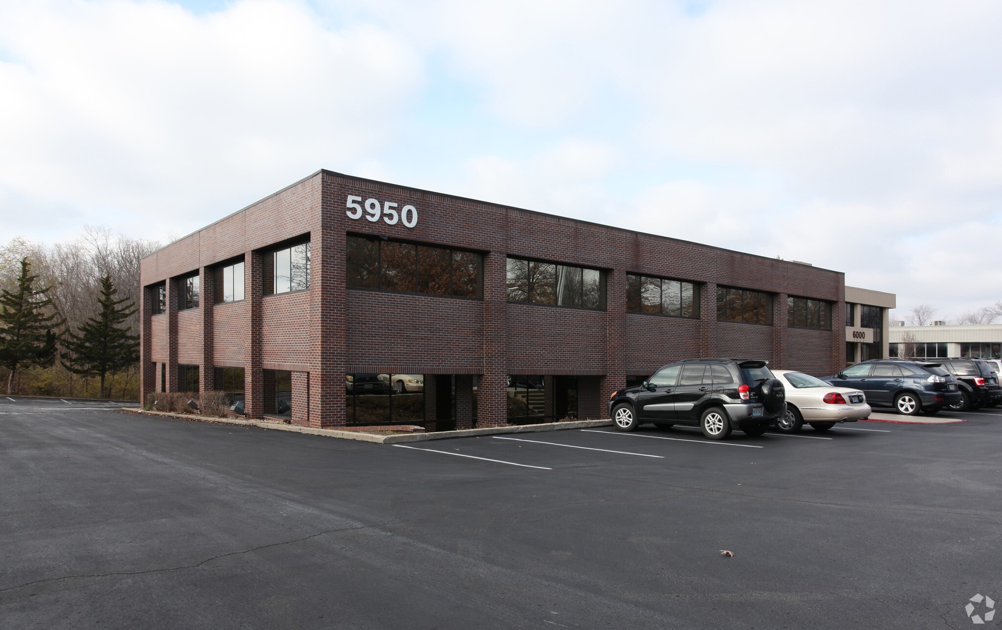 5950 N Oak Tfwy, Kansas City, MO for sale Primary Photo- Image 1 of 25