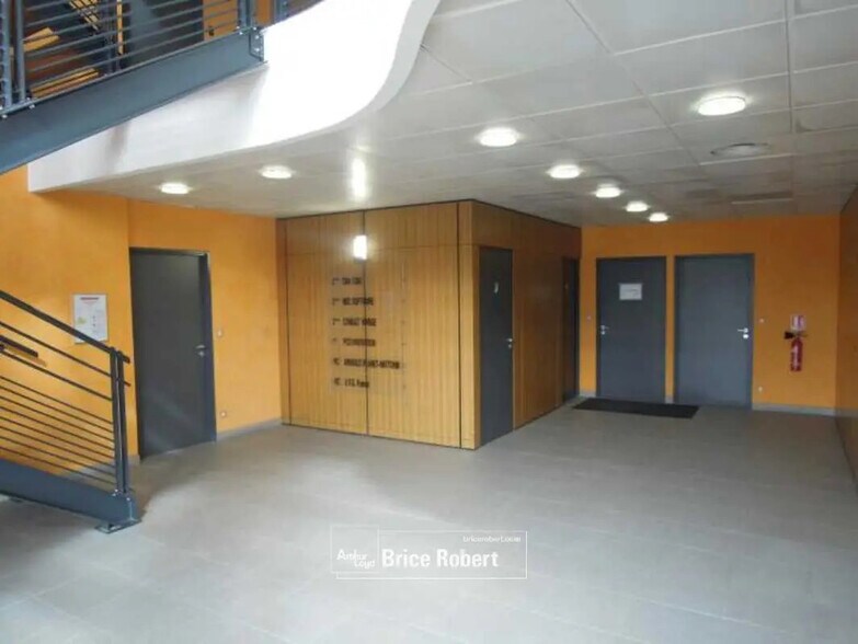 Bureau dans Saint-Priest à louer - Hall d’entrée - Image 2 de 13