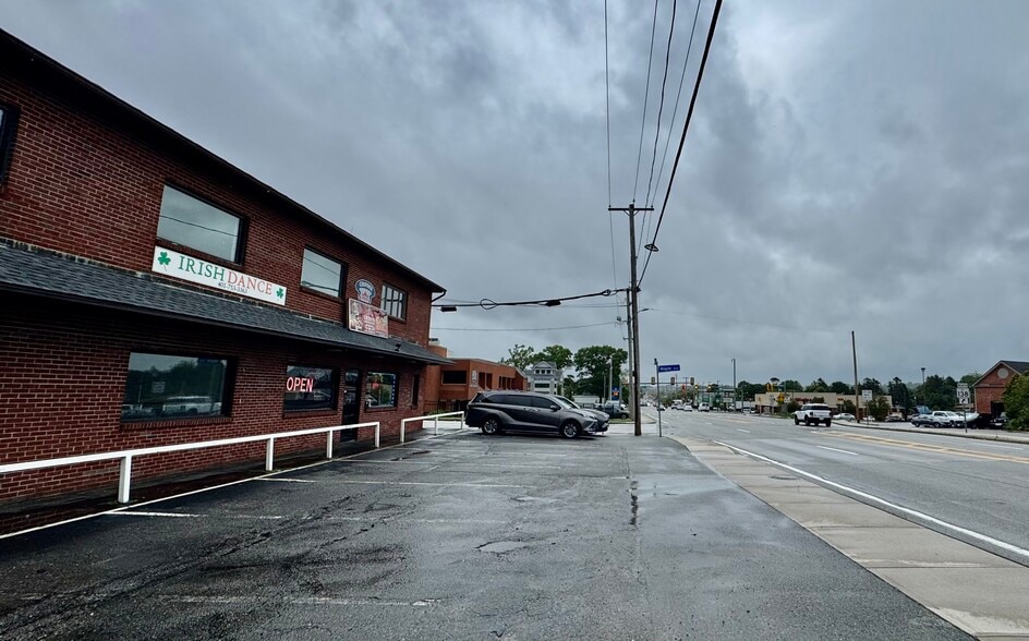 390 W Main Rd, Middletown, RI for lease - Building Photo - Image 3 of 9