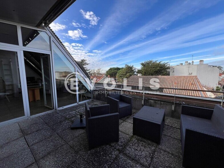 Office in Bordeaux for lease - Building Photo - Image 2 of 5