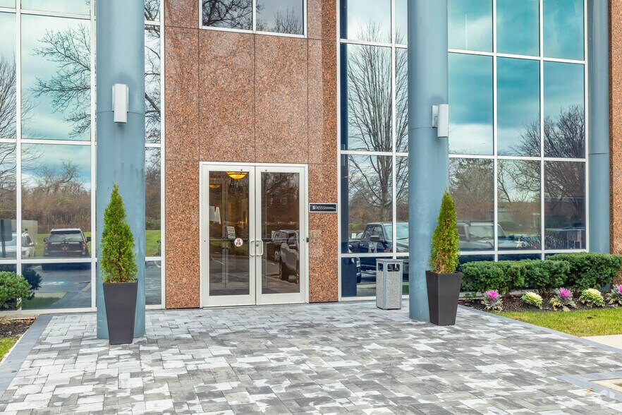 324 S Service Rd, Melville, NY à louer - Photo du bâtiment - Image 3 de 19