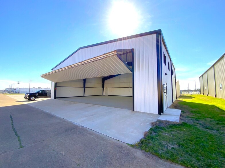 2212 Airport dr, Gainesville, TX for sale - Building Photo - Image 3 of 8