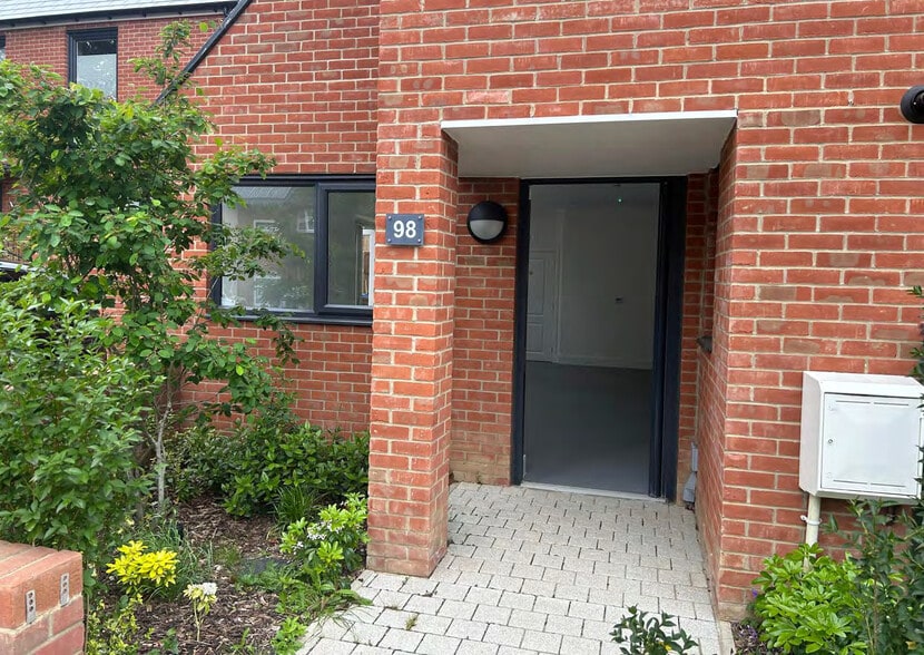98 Willingale Rd, Loughton for lease - Building Photo - Image 2 of 5