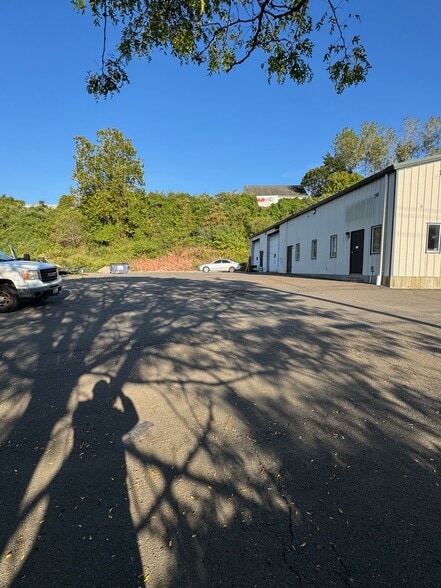 42 Crestway, Hamden, CT for sale - Building Photo - Image 3 of 8