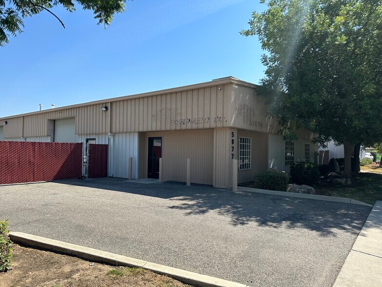 5877 E Clinton Ave, Fresno, CA à louer - Photo du bâtiment - Image 3 de 8