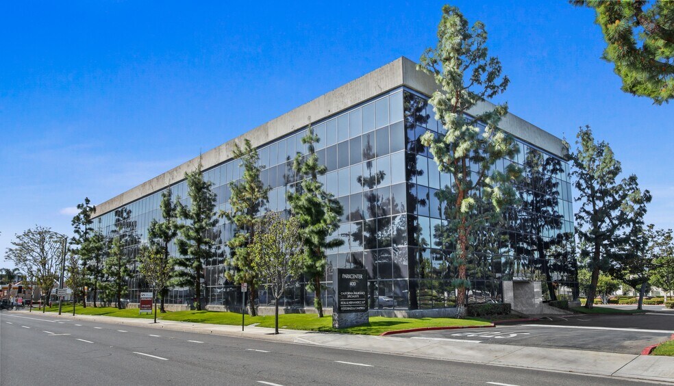 400 N Tustin Ave, Santa Ana, CA à vendre - Photo du bâtiment - Image 1 de 13