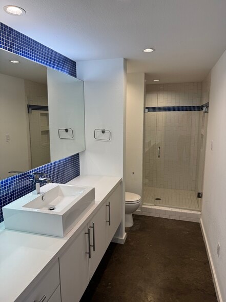 2251 Vantage St, Dallas, TX for lease - Building Photo - Image 3 of 9