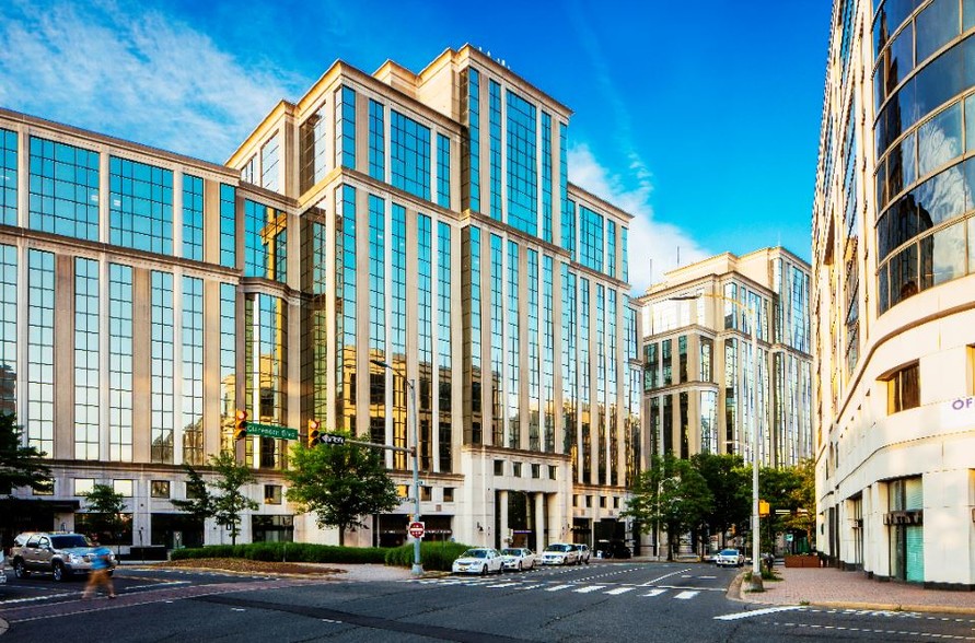 2200 Clarendon Blvd, Arlington, VA for lease - Building Photo - Image 1 of 7