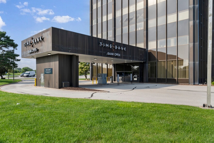 Bank Towers Portfolio portfolio of 2 properties for sale on LoopNet.ca - Building Photo - Image 2 of 19