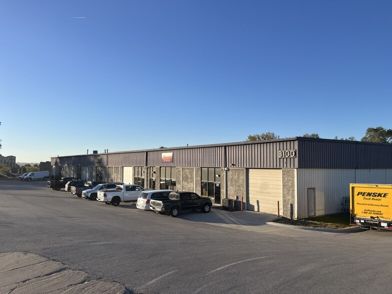 3100 Justin Dr, Urbandale, IA à louer - Photo du bâtiment - Image 1 de 4