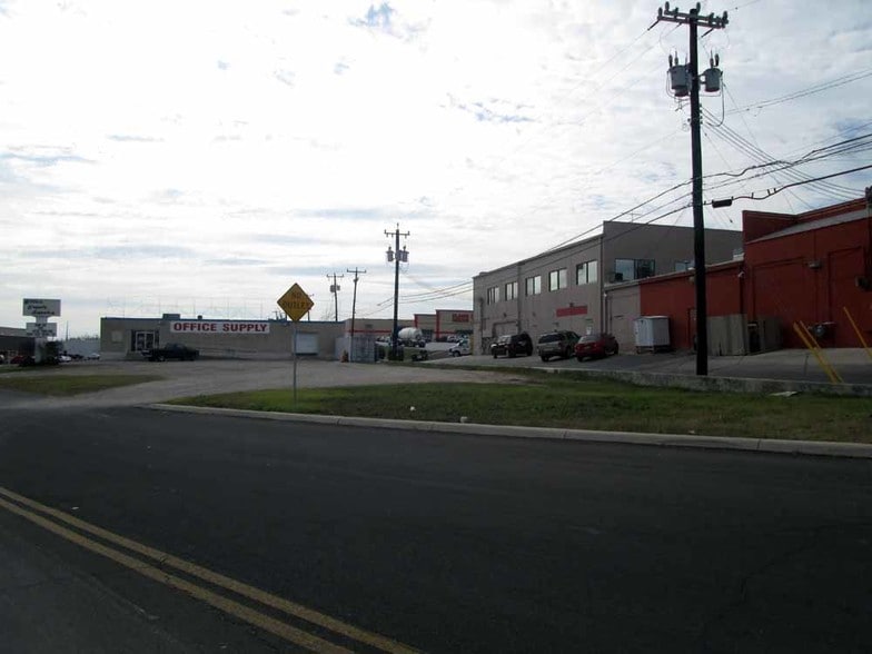 4921 NW Industrial Dr, Leon Valley, TX for lease - Building Photo - Image 2 of 14